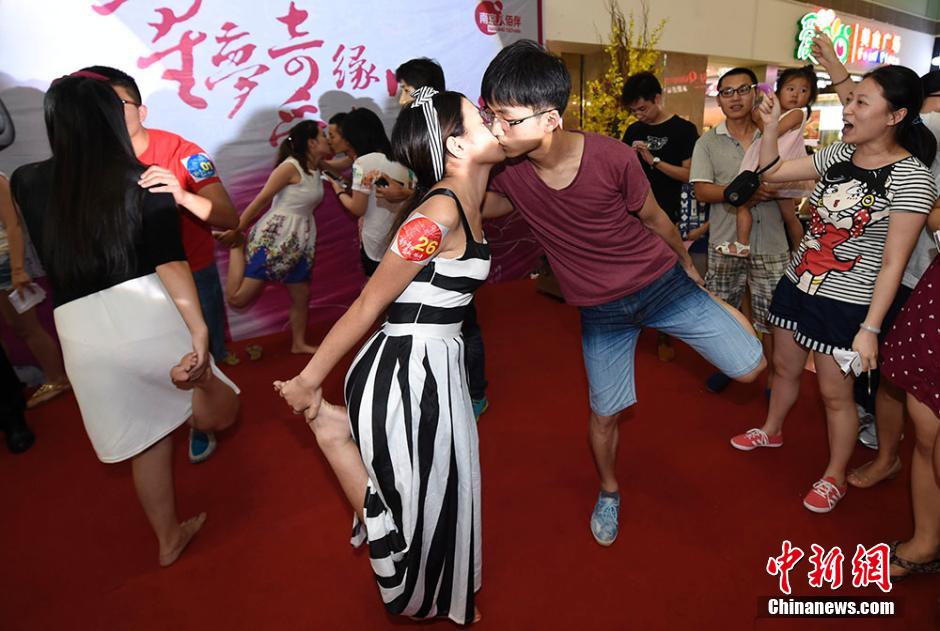 劲舞团情侣接吻舞步：狂欢舞蹈风暴！