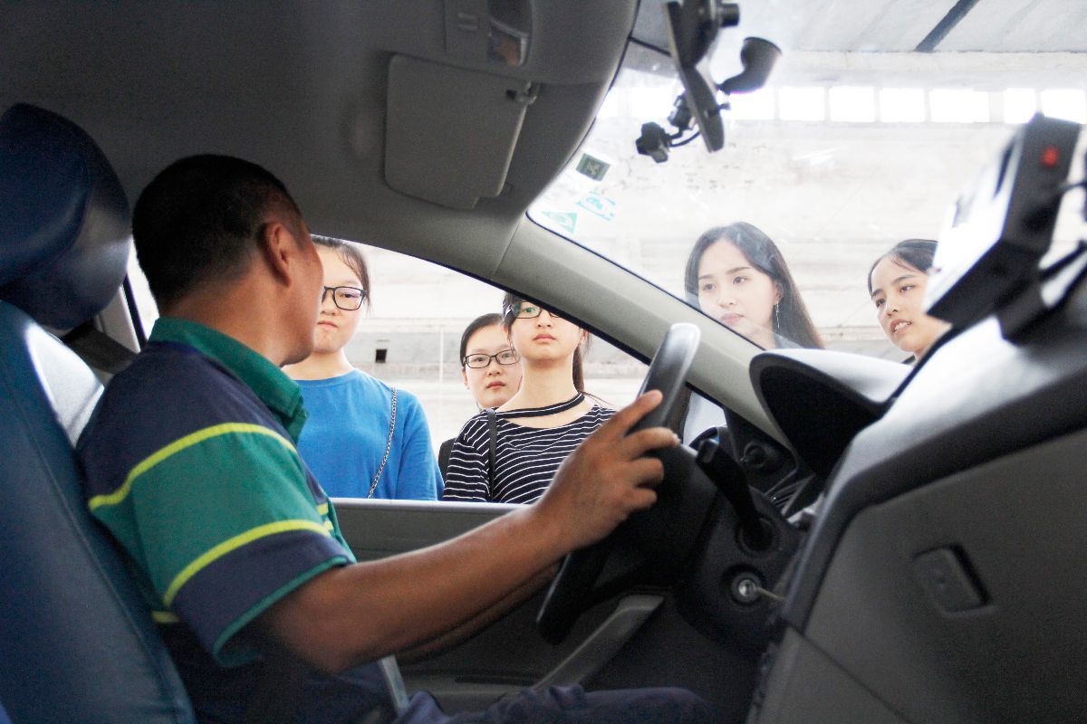 开车学手动挡还是自动挡好_怎样学开车_开车学多久能自己上路