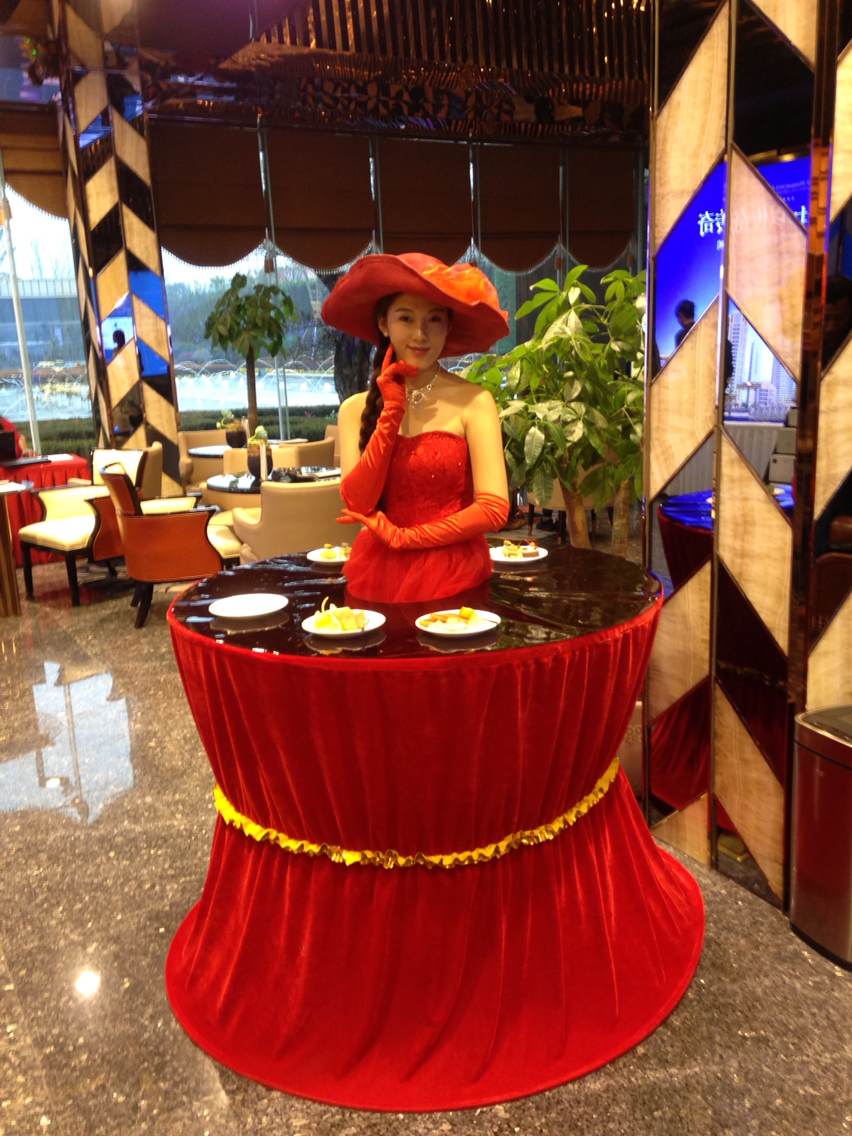 餐桌扒美女衣服_扒餐桌美女衣服图片_扒餐桌美女衣服视频