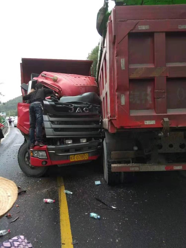 震撼！大货车撞小货车，画面惊心动魄！