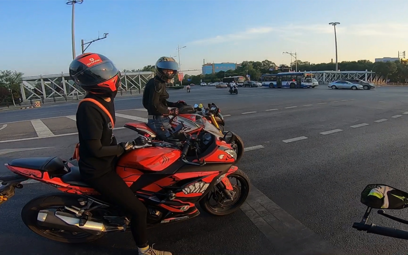 大赛摩托车要腿多长才能驾驭_驾驭摩托大赛多长腿车才能上路_摩托车比赛开多少码