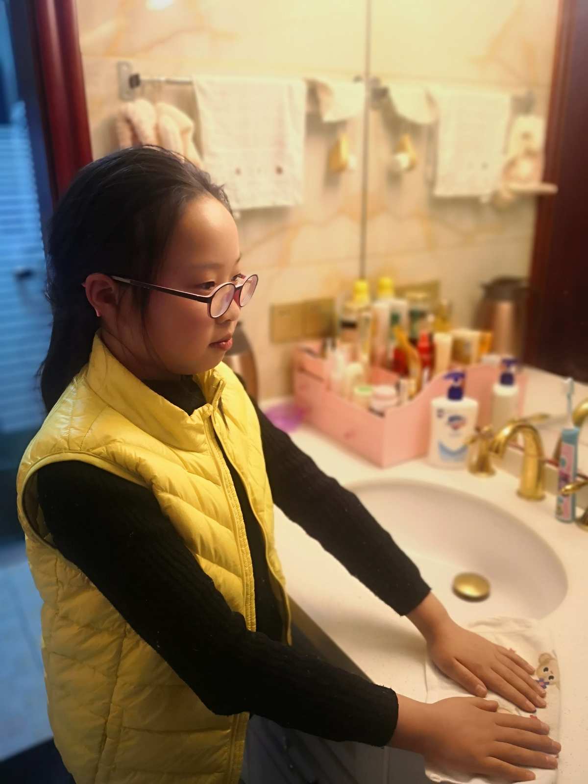 女寝修罗场，早晨化妆室成战争现场