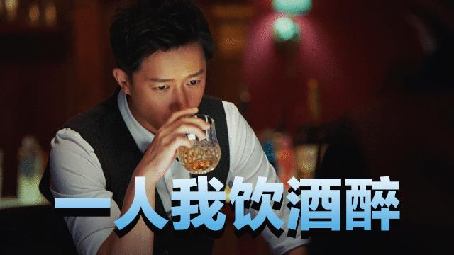 抖音热门喝酒照，年轻人笑容自信展现生活乐趣