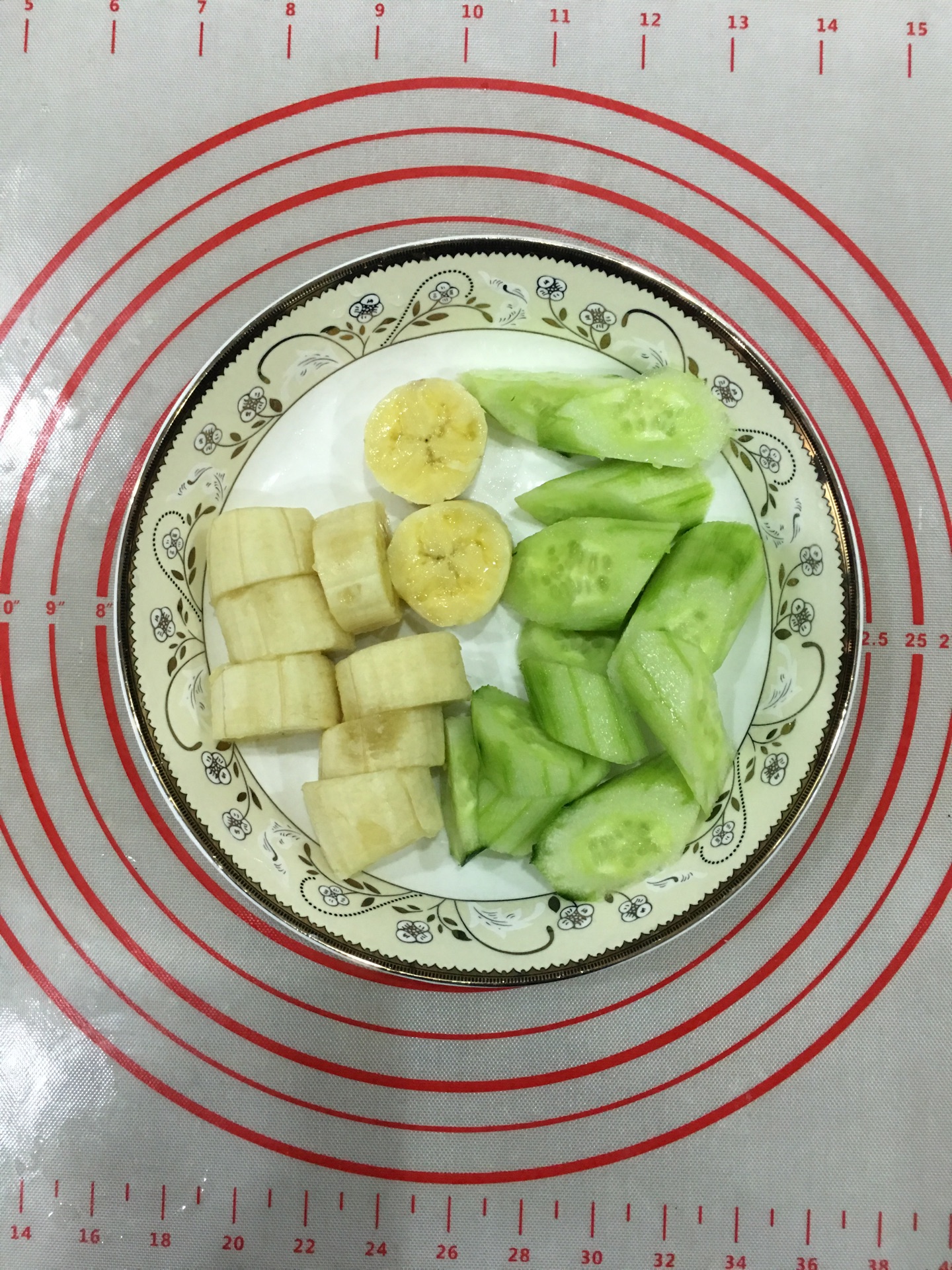 香蕉草莓黄瓜可以一起吃吗_香蕉黄瓜番茄草莓秋葵_香蕉黄瓜番茄汁功效与作用