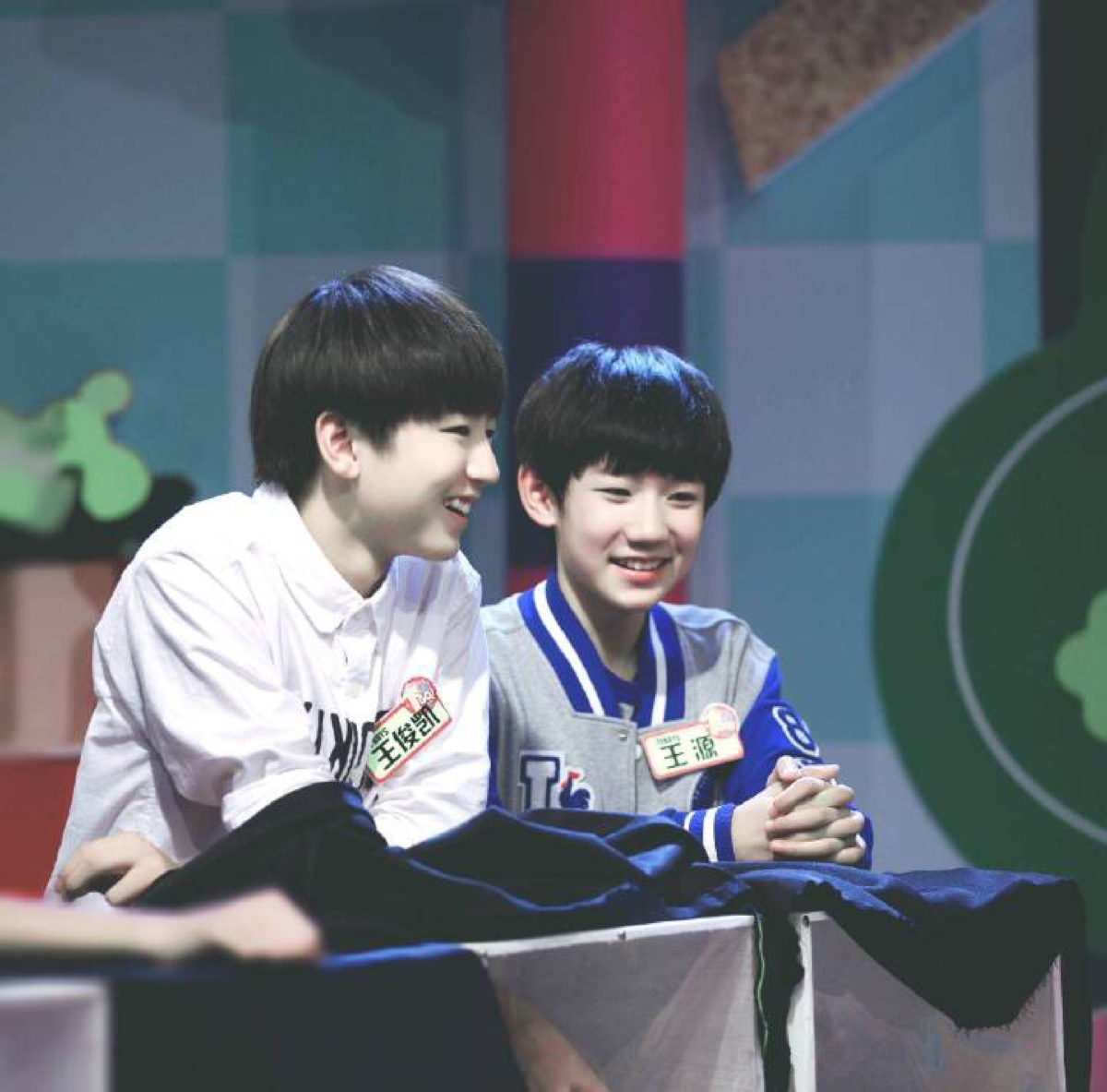 tfboys玩什么手机游戏_玩手机游戏对孩子有好处吗_玩手机游戏的好处