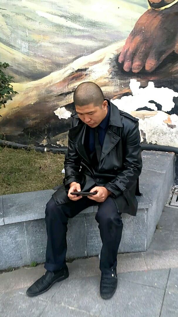 小伙低头玩手机_低头族大叔玩手机游戏_男子低头玩手机