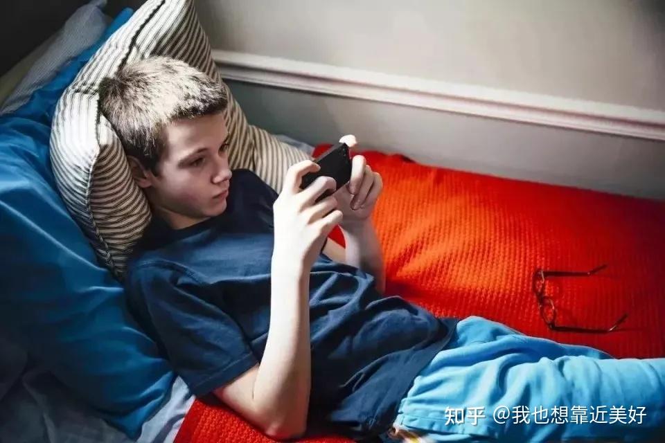 熬夜玩手机游戏_熬夜玩手机游戏会猝死吗_熬夜玩手机游戏图片