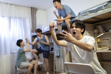 大学生手机打游戏好吗_大学生打什么游戏_大学生活手机游戏