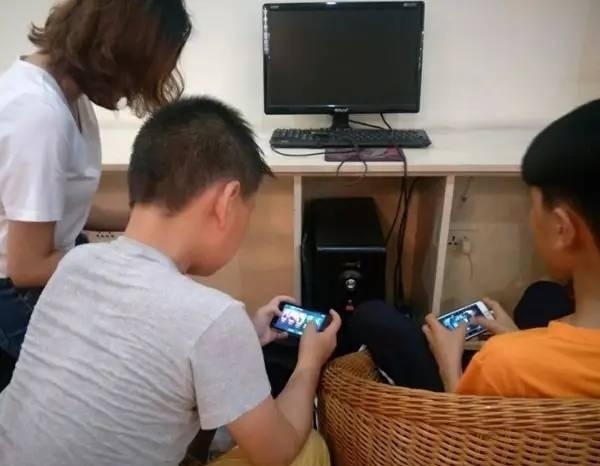 被告男孩玩手机游戏怎么办_14岁男孩手机玩游戏被告_被告男孩玩手机游戏怎么处理