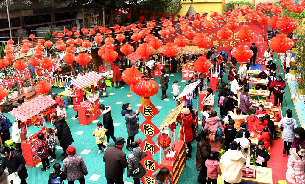 正月初一-新年第一缕阳光，香味唤醒笑声，庙会热闹又热情