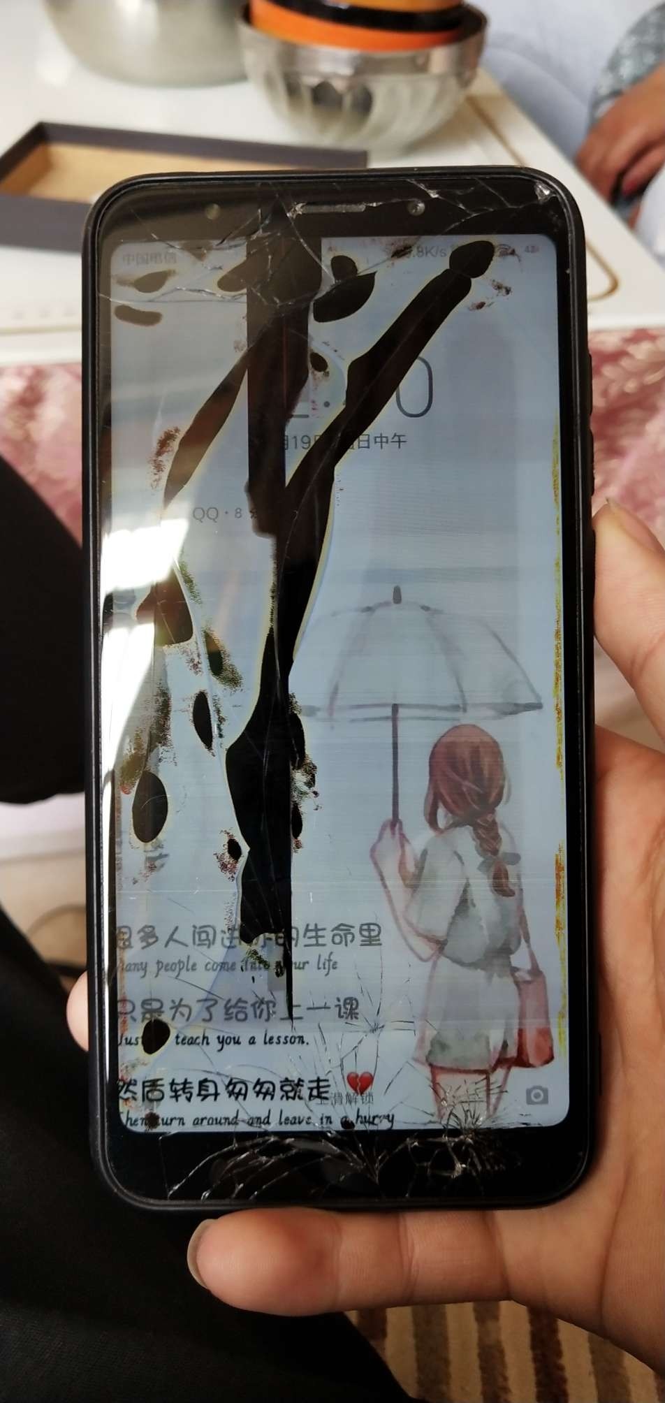 小孩玩游戏摔手机视频_5岁男孩玩游戏摔手机被抓_摔抓男孩玩手机游戏视频