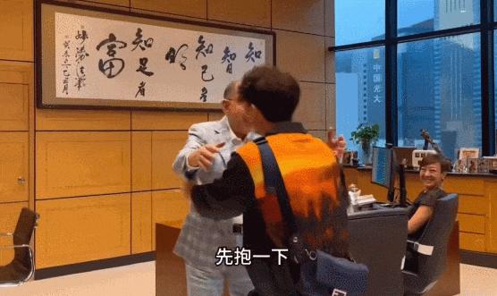 弟弟打游戏手机摔了说说_摔弟弟说说打手机游戏的句子_打游戏摔手机的男人