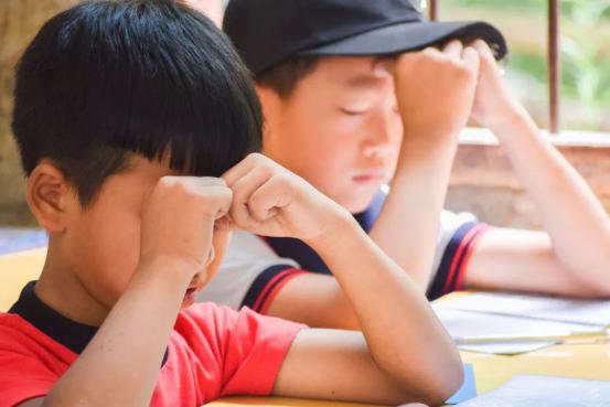 视频小孩玩手机游戏_3个小孩玩手机游戏视频_小孩子玩游戏视频