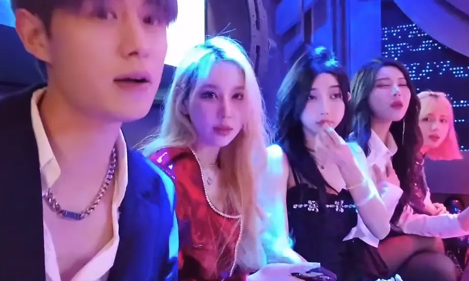 看美女直播视频_美女无遮挡直播软件免费看_透明眼镜看美女无内衣