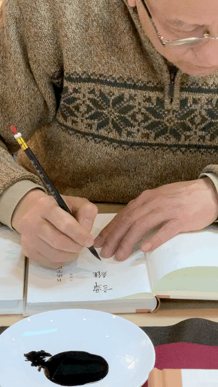 正握是怎么握_打游戏手机正确的握法图片_握枪的正确姿势照片