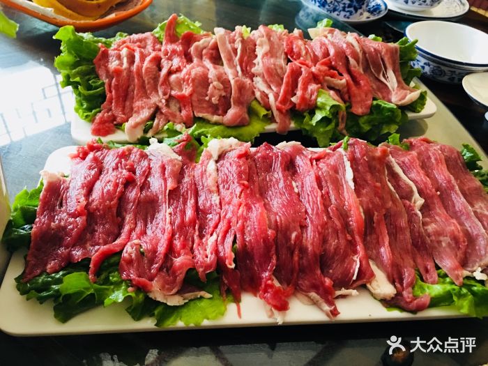 生骸村美食大揭秘！回味无穷的羊肉烩面和令人欲罢不能的酥皮炸包