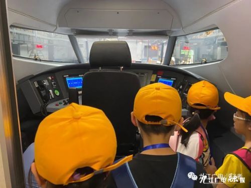 帮我搜索动车模拟器_动车组模拟器_动车模拟器手机版游戏下载