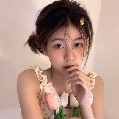 唯美女生头像对比：清新自然VS优雅高贵，你更喜欢哪种风格？