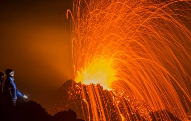 探秘加拿大火山：神秘地质构造与壮观喷发