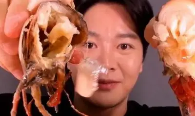 吃播一晚上吃那么多是真的吗_吃播晚上吃那么多好吗_吃播几点直播