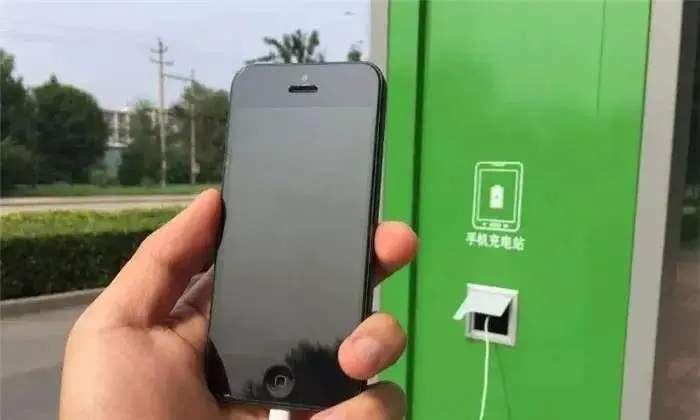 边冲电边玩游戏废手机吗-插上充电器玩游戏，会让手机变废？揭秘