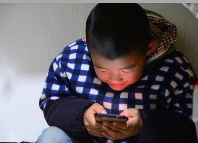 小孩玩手机游戏怎么控制_小孩玩手机游戏扣费怎么追回_6岁小孩玩手机游戏