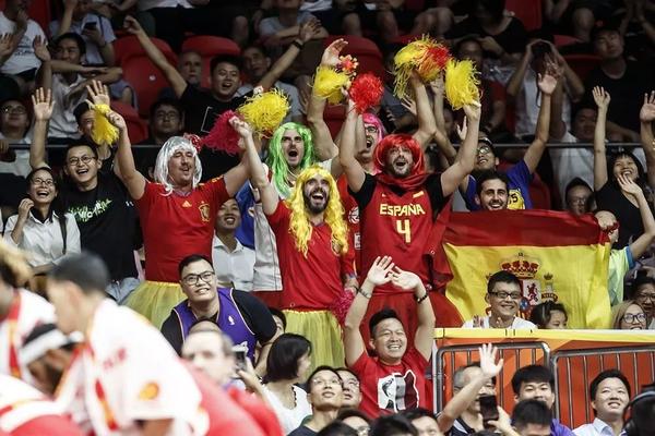 手机游戏NBa哪个好玩_手机游戏NBA2008_nba2k手机游戏