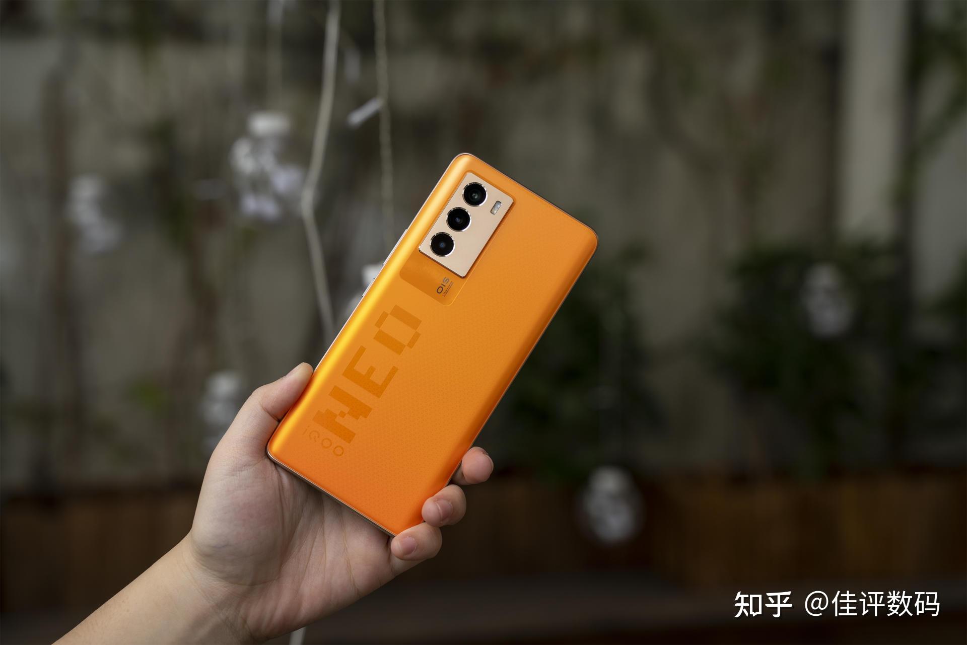 大屏手机玩游戏真别扭_手机屏幕大玩游戏不好操作_大屏幕上玩游戏的手机