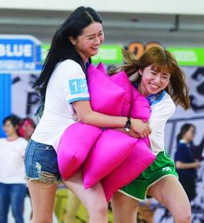 宿舍枕头大战：释放压力，拉近友情，欢笑快乐不断