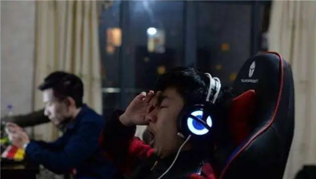 中学生玩手机游戏的利与弊_初中生玩手机视频游戏_中学生游戏手机