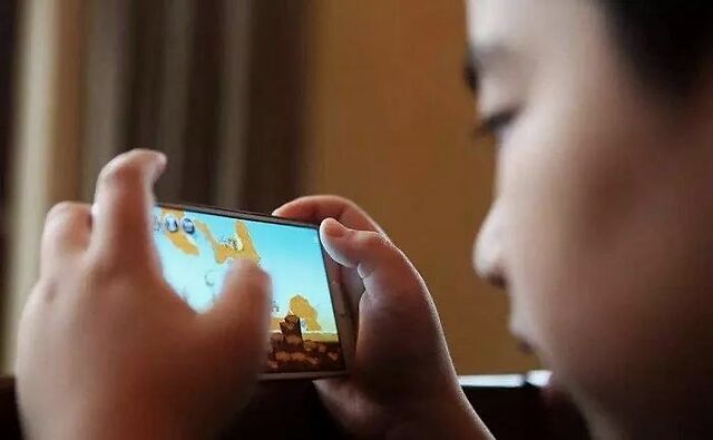 孩子耍手机游戏_儿子的手机玩的游戏_玩儿子手机游戏的软件