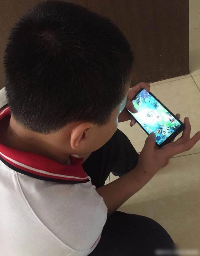 玩手机好游戏孩子怎么教育_5岁孩子玩什么手机游戏好_玩手机好游戏孩子聪明吗