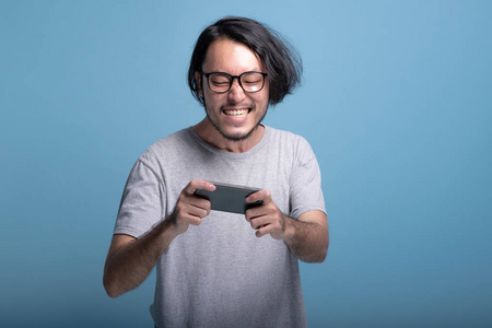 男生手机游戏_玩男生游戏_50岁男人玩手机游戏吗