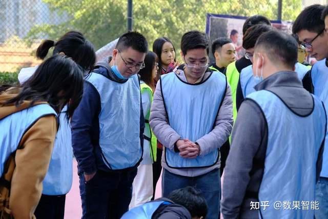 抱团游戏手机摄影-周末与好友玩抱团游戏，用手机捕捉心动瞬间，